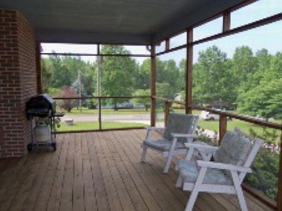 3rd image of 487 Wellington Dr