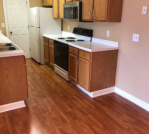 KItchen offers stove, refrigerator, microwave and dishwasher.