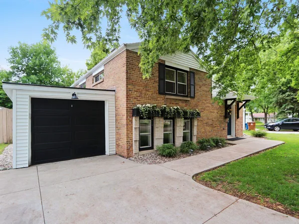 735 Carver Ln, Menasha, WI 54952