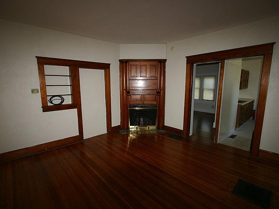 2nd image of 1127 Market St