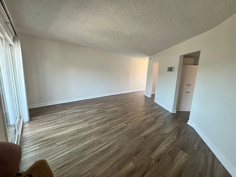 University Terrace Apartments — Photo 31