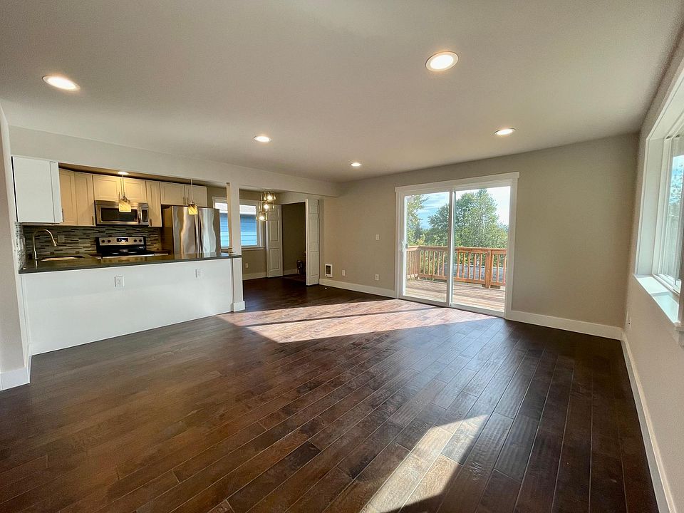 Entry/Living Room