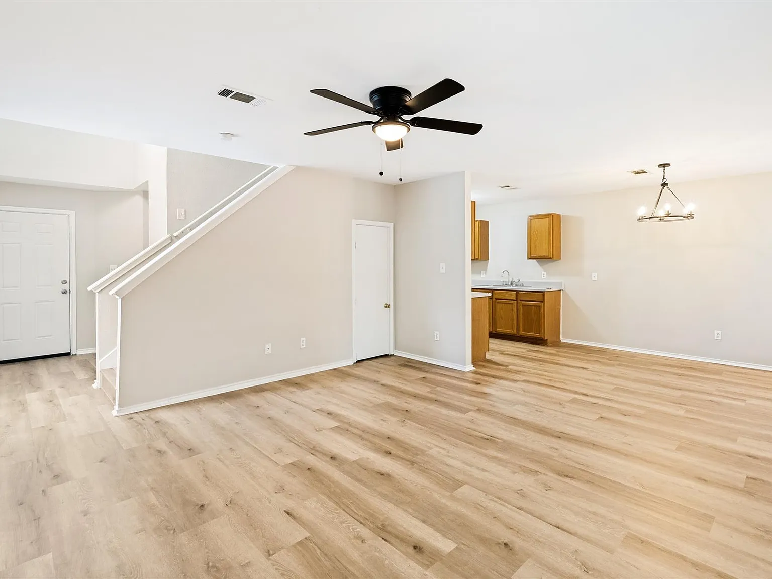 6 bed, 4.5 bath, 3144 sqft, $1,700 — Photo 3
