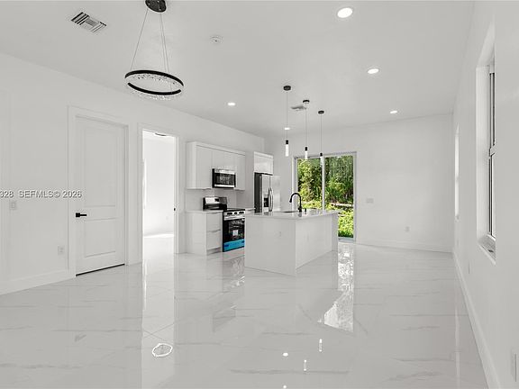 3rd image of 936 Anthony St E