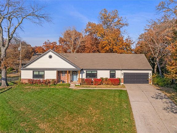 3rd image of 10227 Oakridge Cir