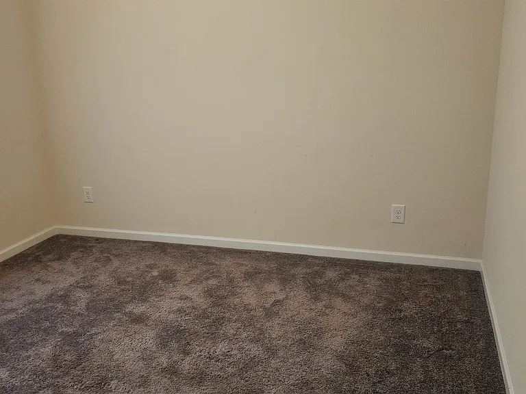110 Kaitlyn Cir — Photo 3