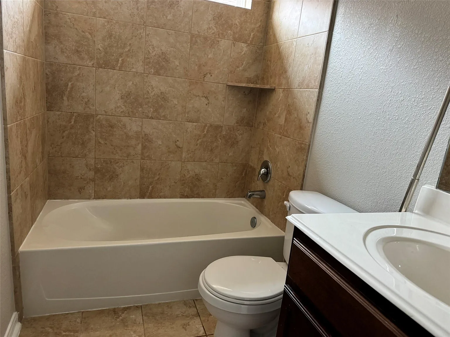 5 bed, 3.0 bath, 2437 sqft, $2,450 — Photo 3