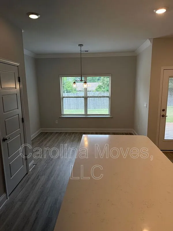 4 bed, 2.0 bath, 1966 sqft, $1,995 — Photo 4