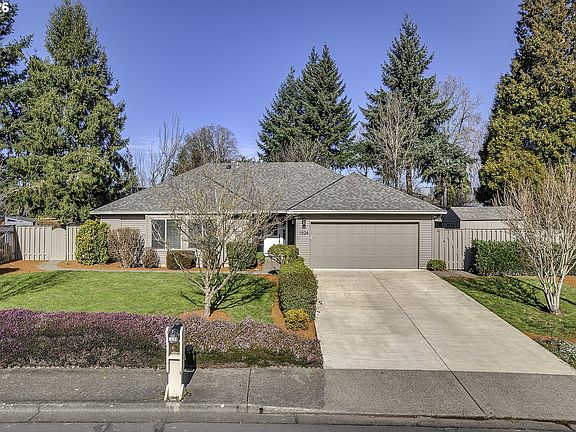 2nd image of 1524 NE Greensword Dr