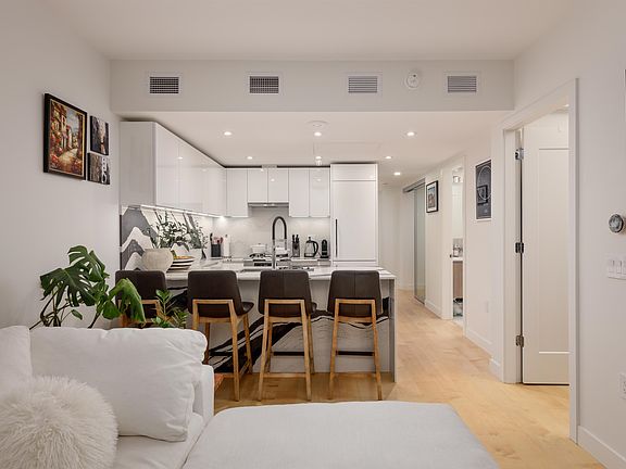 5th image of 135 E 13th St #1005