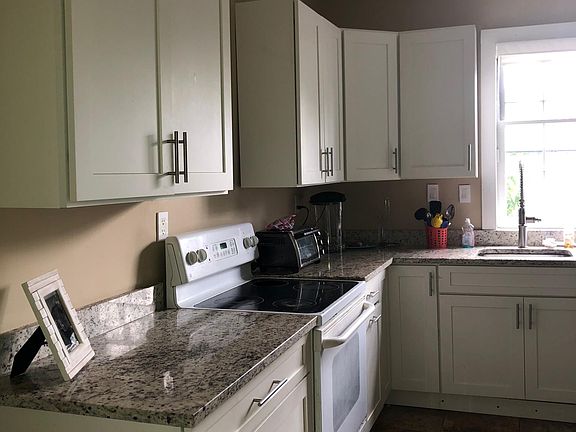 Kitchen upstairs, dish washer, granite counter top