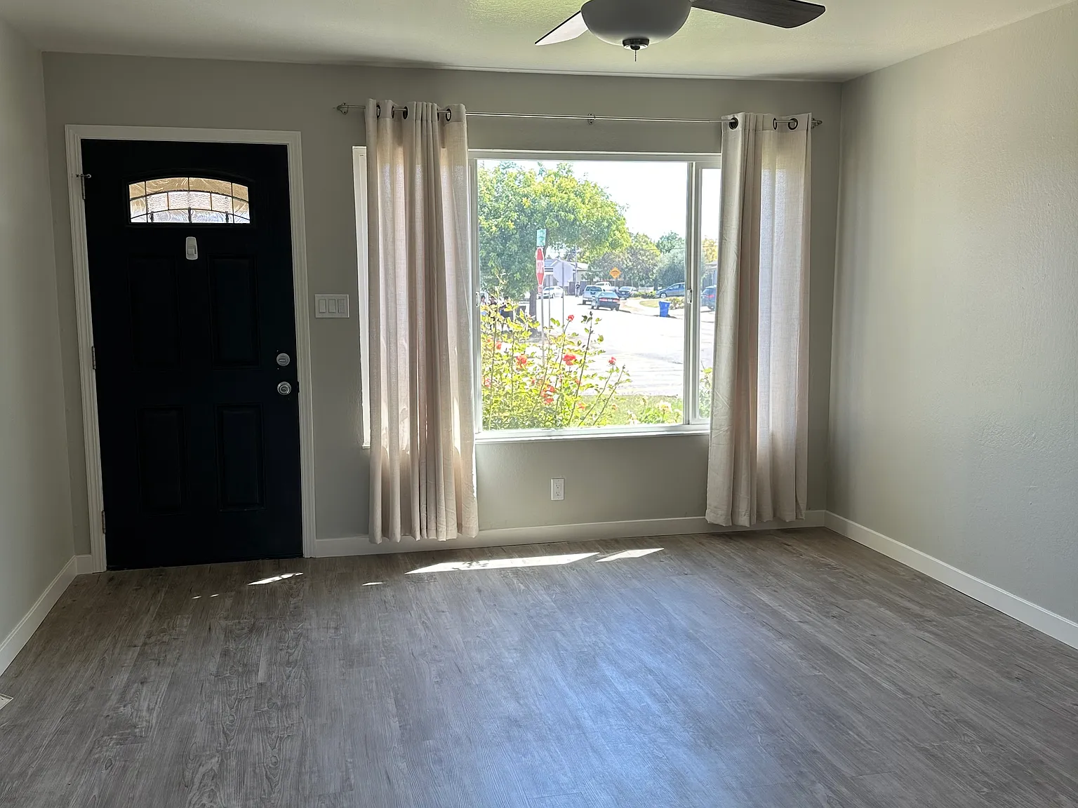 3 bed, 1036 sqft, $3,800 — Photo 3