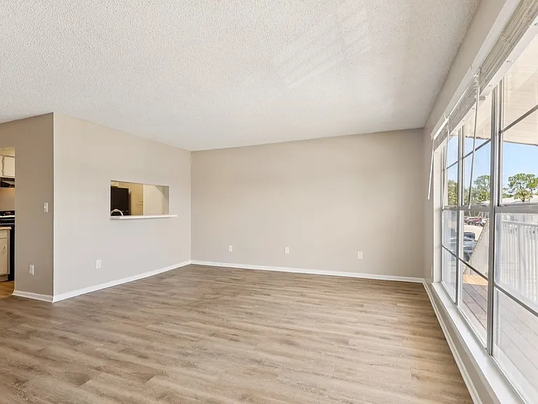 12th & Beach Apartments — Photo 25