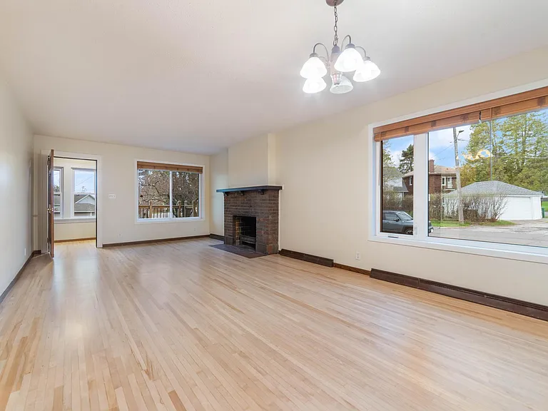 16 Snelling Ave — Photo 3
