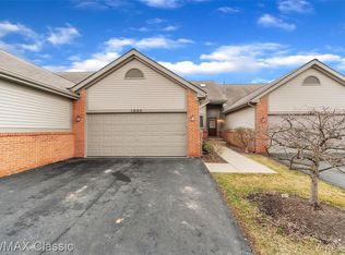 1005 Elmwood Dr, Brighton, MI