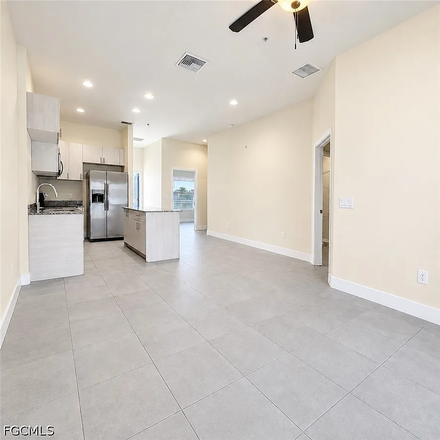 2 bed, 2.0 bath, 910 sqft, $1,295 — Photo 2
