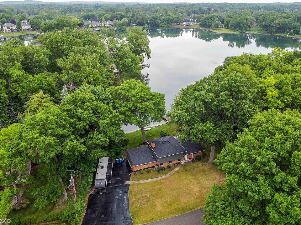 1st image of 2780 N Lake Dr