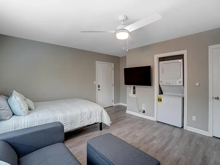 330 Helen St #4 — Photo 1