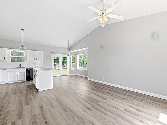 3rd image of 709 S Goebel Cir