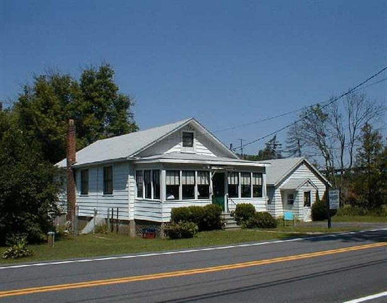 2nd image of 1053 RIVER Road