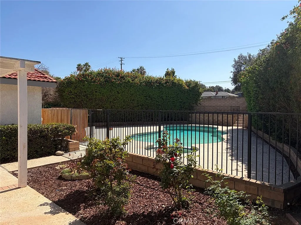 3 bed, 2056 sqft, $3,750 — Photo 4