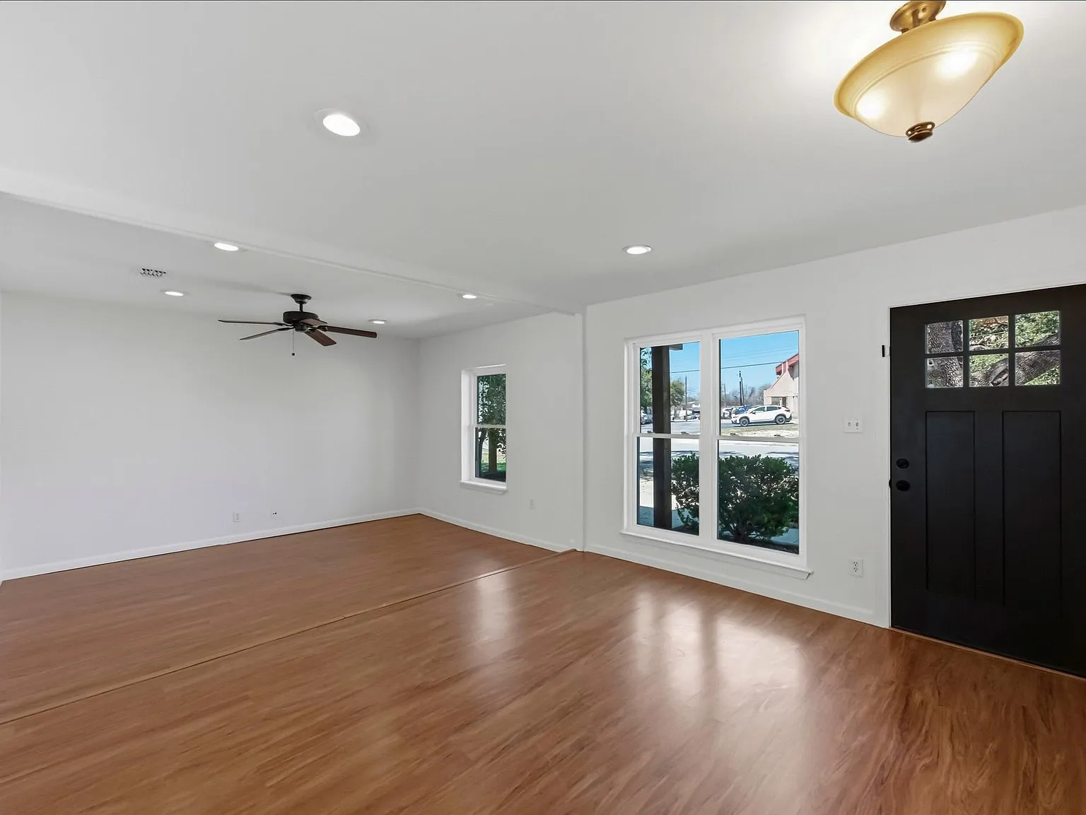 3 bed, 1.0 bath, 1170 sqft, $2,100 — Photo 4