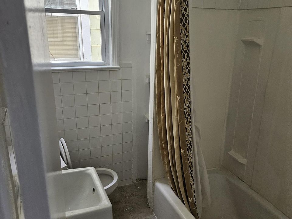 2nd image of 124 Lyon St Floor 3