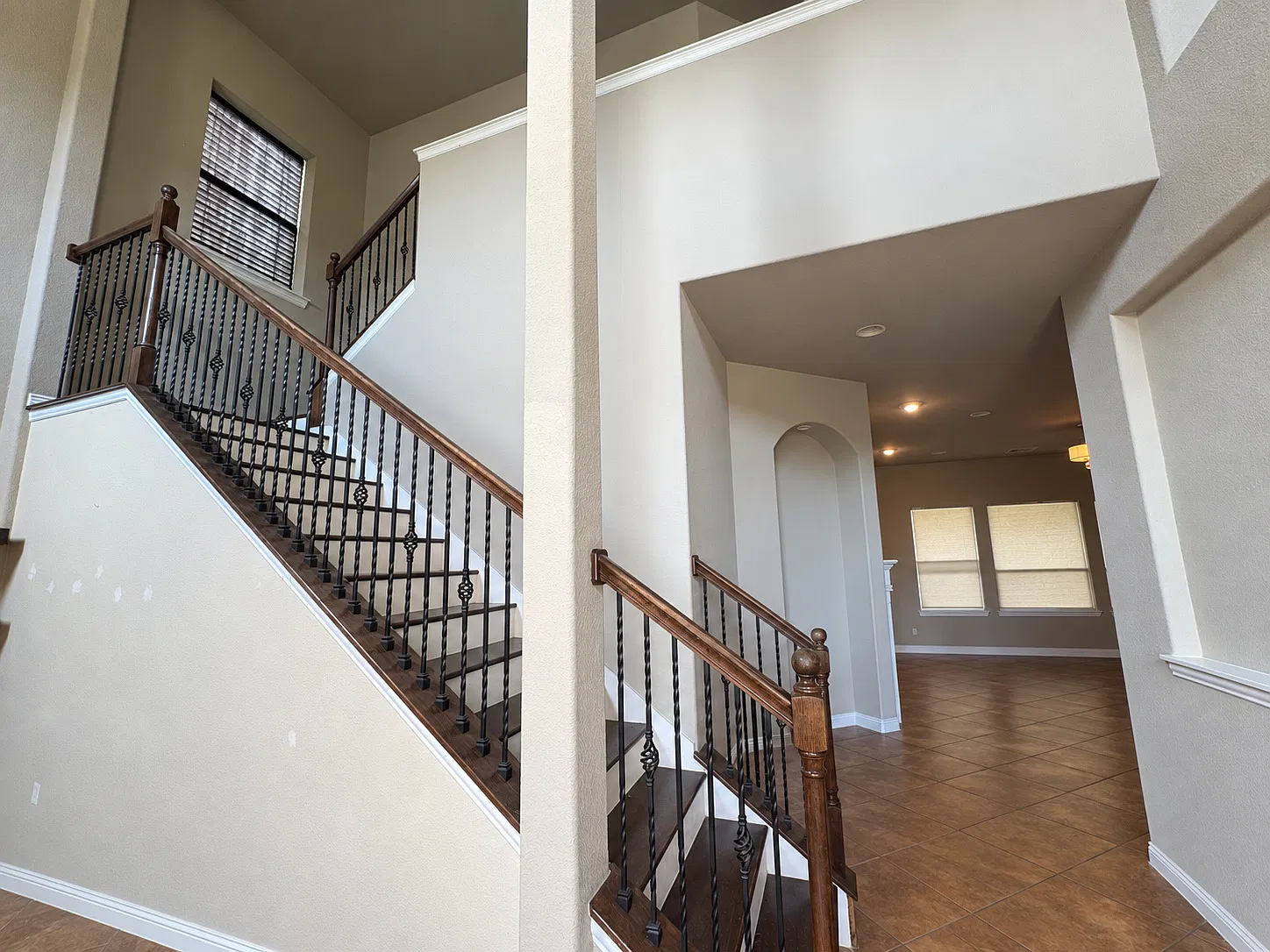5 bed, 2.5 bath, 2741 sqft, $2,950 — Photo 2