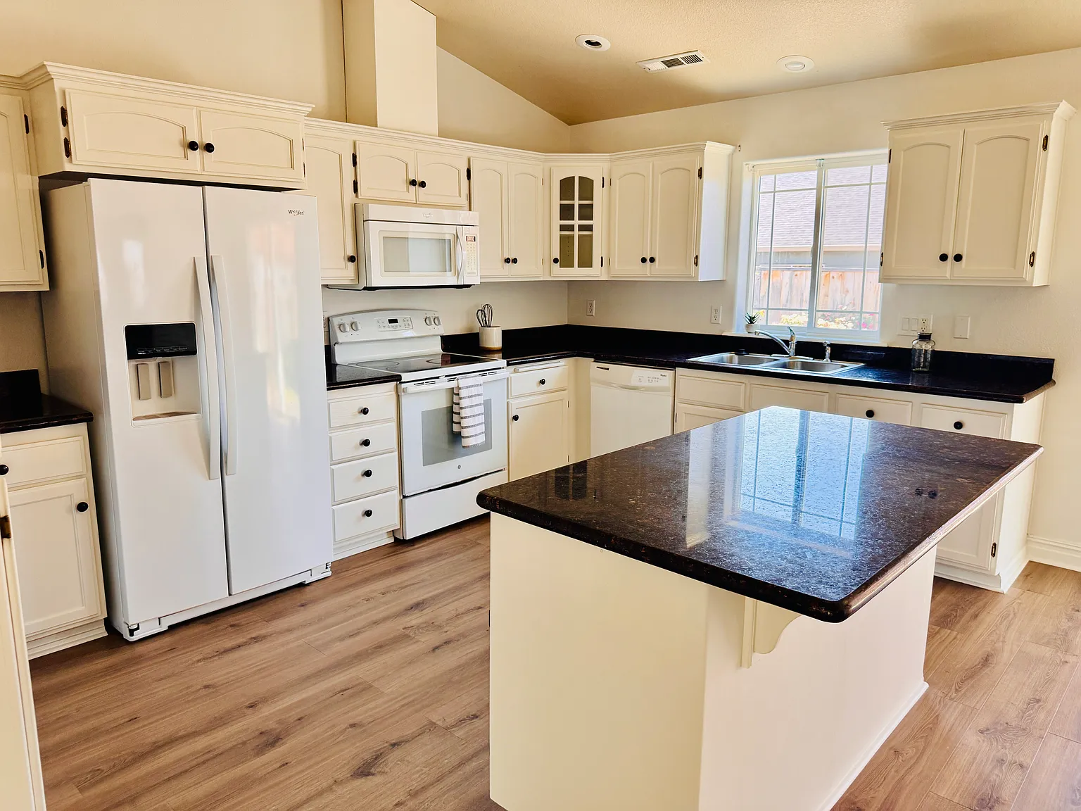 416 Leandra Ln — Photo 4