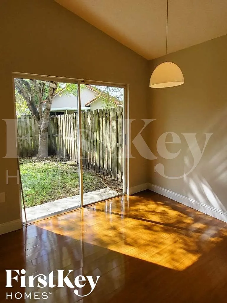 3 bed, 2.0 bath, 1249 sqft, $3,045 — Photo 3