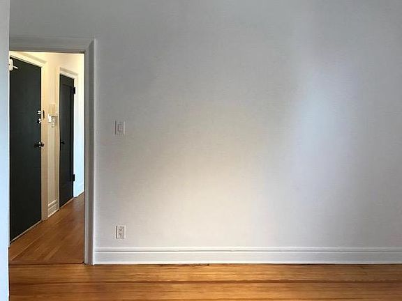 1 Bedroom w/walk-in hall closet