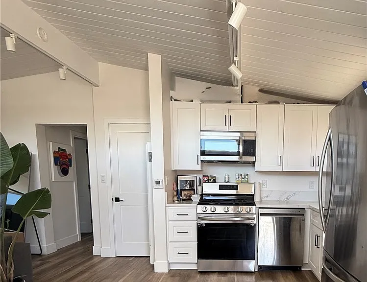 1140 W Balboa Blvd — Photo 4