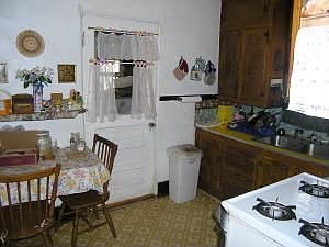 5th image of 807 W C St
