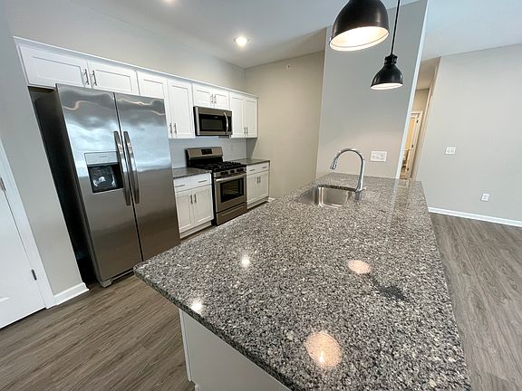 Kitchen with Dishwasher, Gas Stove, Microwave & Fridge with Ice/Water Dispenser