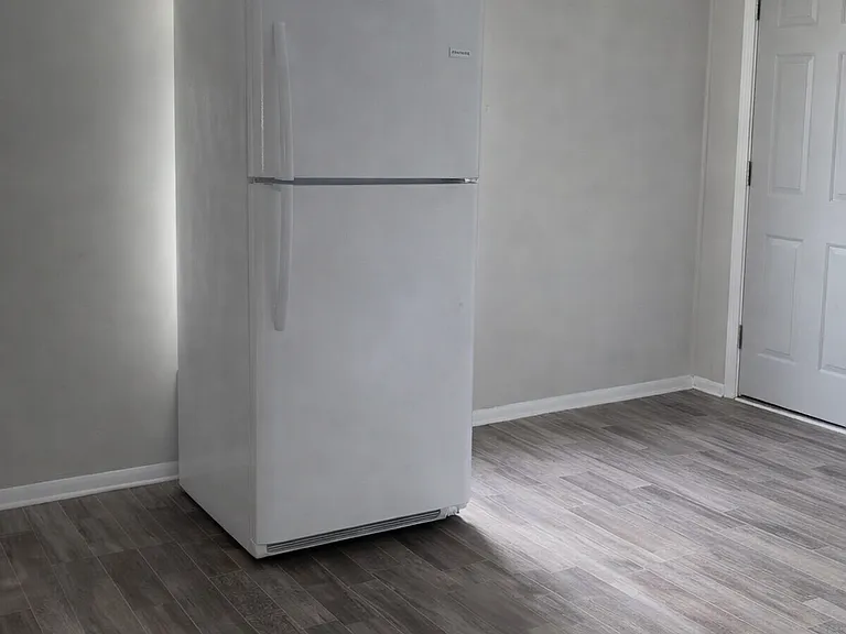 906 Thomas St — Photo 11