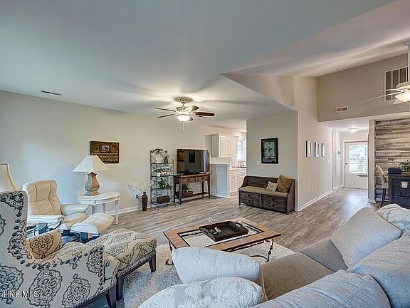 5th image of 124 Holly Tree Ln