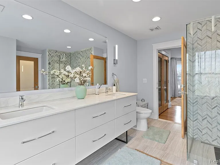 370 E Grand Blvd — Photo 16