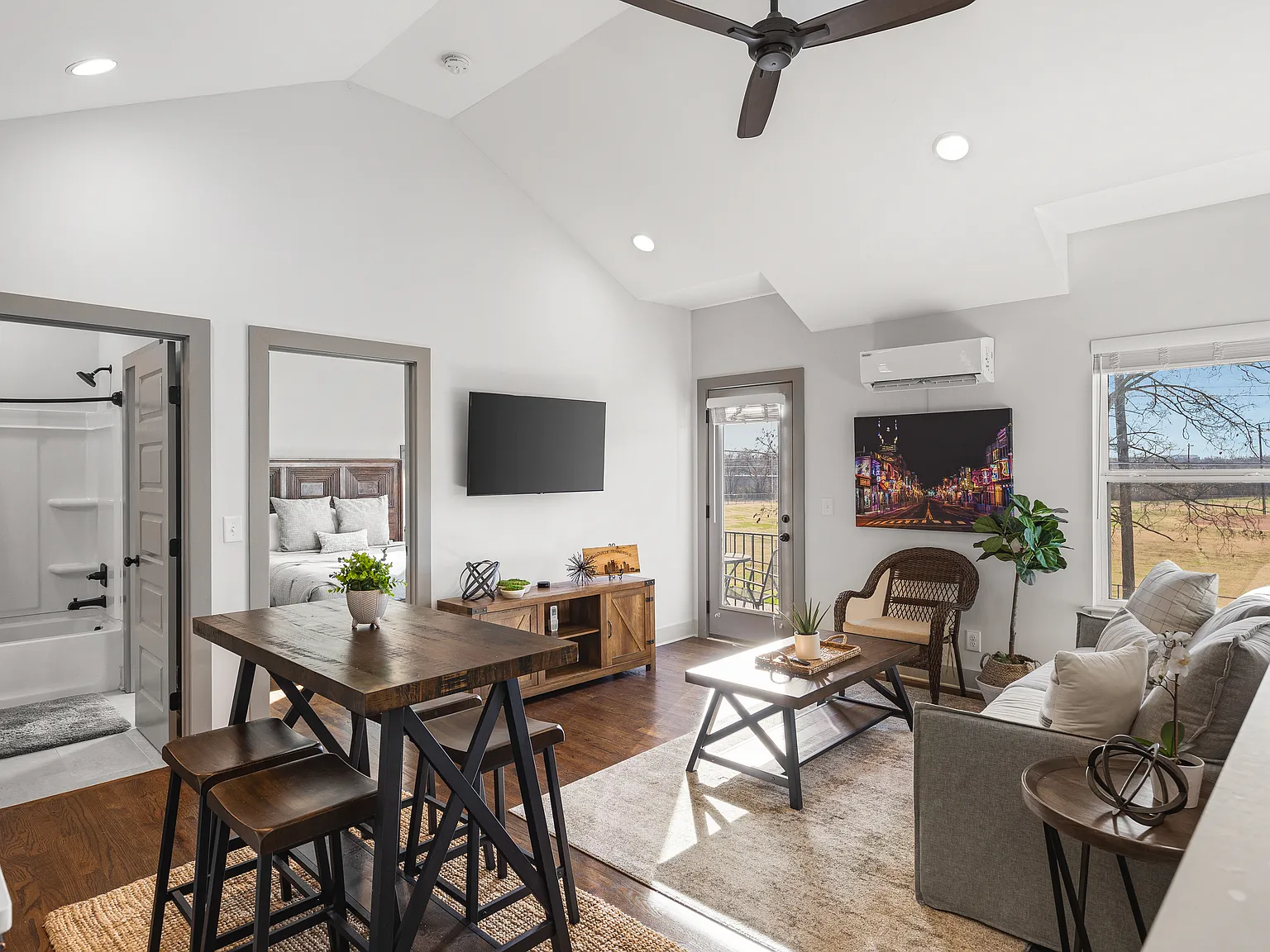 1 bed, 567 sqft, $2,100 — Photo 2