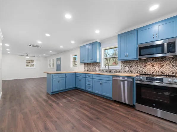 214 E 10th St, Coleman, TX 76834