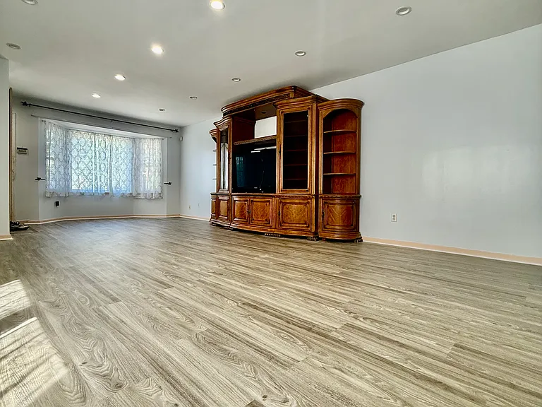 27 Conger St — Photo 4