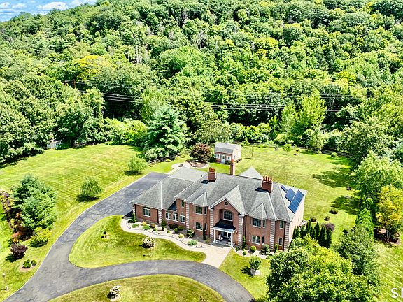 3rd image of 24 Hunting Ridge Drive