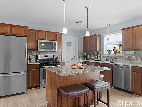 5th image of 879 Harmony Dr NE