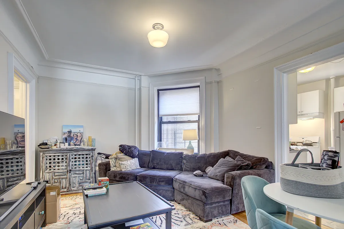 Building Photo - 158 W 81st St #72