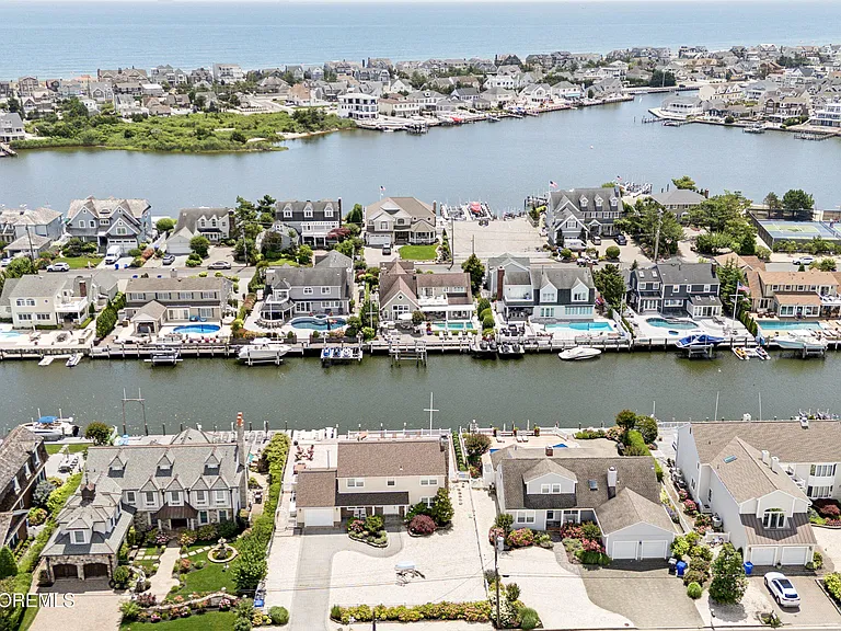 242 Curtis Point Dr — Photo 40
