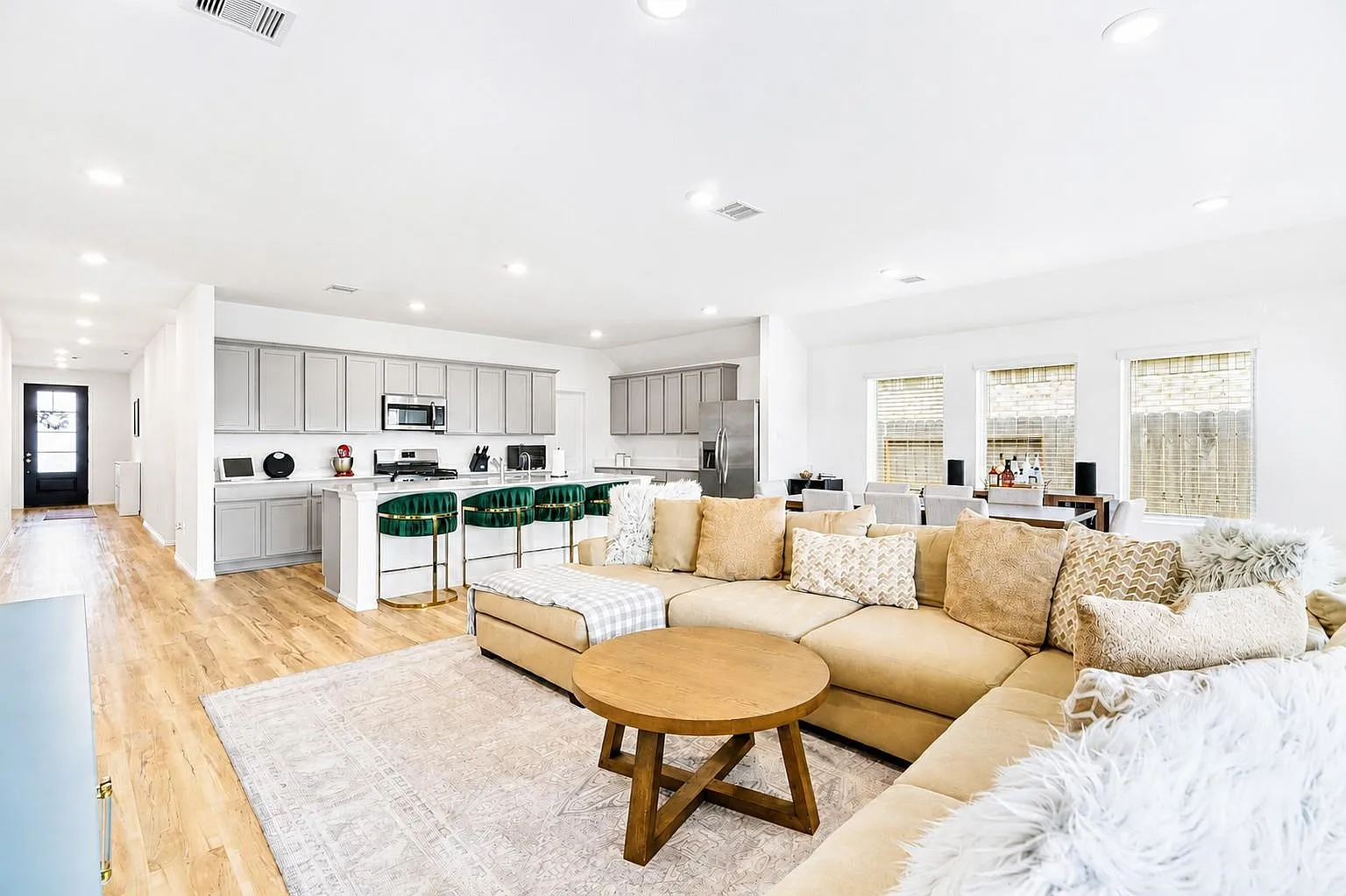 4 bed, 3.0 bath, 2337 sqft, $2,800 — Photo 2