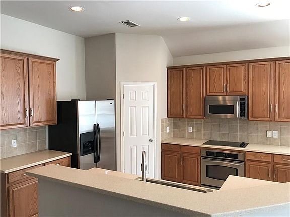 4th image of 2808 Thorncreek Ln