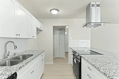537 Hanover Dr — Photo 1