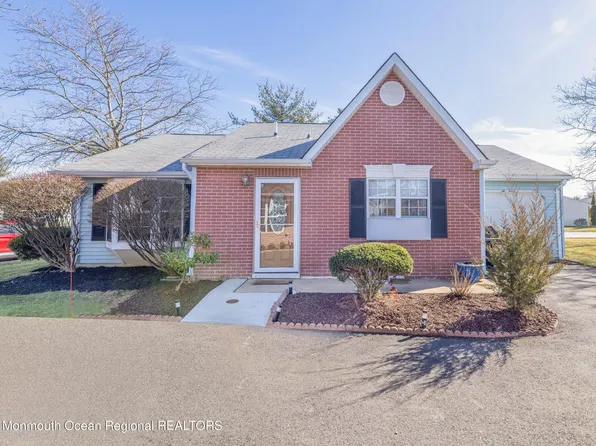 1 Farnworth Close, Freehold, NJ 07728