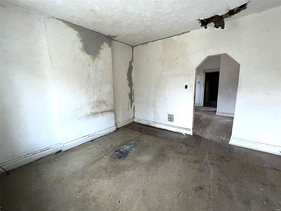 4th image of 2531 Semple Ave