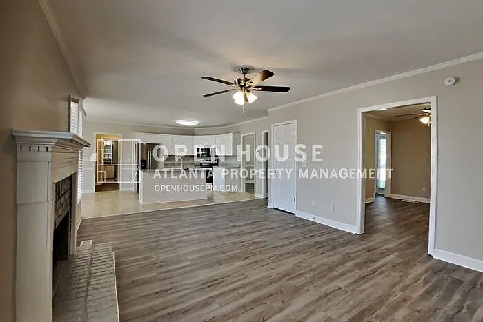 4 bed, 2.5 bath, 2320 sqft, $2,550 — Photo 3